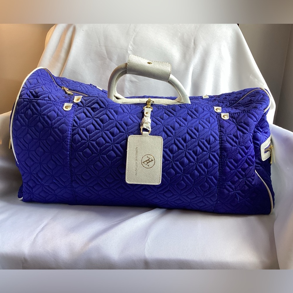 Adrienne Vittadini Diamond quilted travel bag